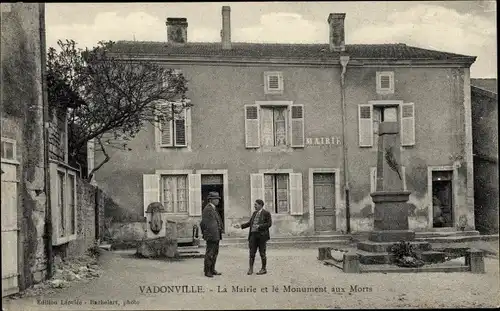 Ak Vadonville Meuse, La Mairie, Le Monument aux Morts