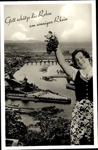 Ak Koblenz am Rhein, Deutsches Eck, Frau mit Weintrauben vor Rheinpanorama