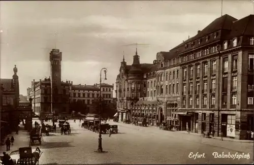 Ak Erfurt in Thüringen, Blick auf den Bahnhofsplatz, Hotel, Kutschen