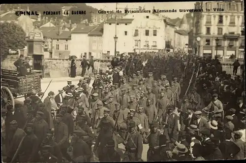Ak Épinal Lothringen Vosges, Convoi de Prisonniers Allemands traversant la Ville