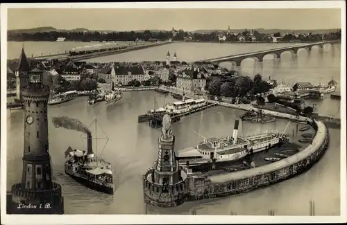 Ak Lindau am Bodensee Schwaben, Hafeneinfahrt, Löwenstatue, Leuchtturm, Salondampfer, Brücke