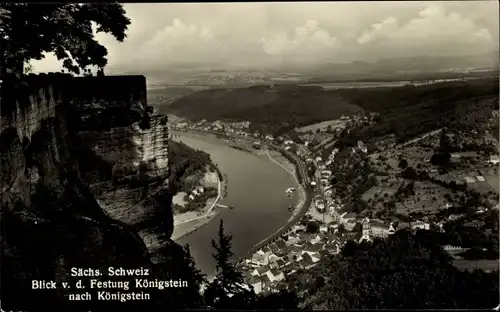 Ak Königstein an der Elbe Sächsische Schweiz, Blick v. d. Festung zum Ort