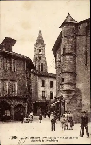 Ak Saint Léonard de Noblat Haute Vienne, Vieille Maisons, Place de la Republique