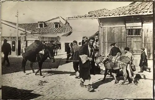 Foto Ak Skopje Üsküb Mazedonien, Straßenpartie, Esel, Passanten