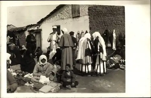 Foto Ak Skopje Üsküb Mazedonien, Markt, Tracht, Handel