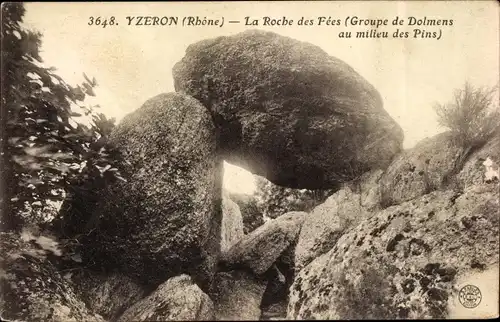 Ak Yzeron Rhône, La Roche des Fees, Groupe de Dolmens au milieu des Pins