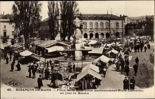 Ak Besançon Doubs, Place de la Revolution un jour de Marche