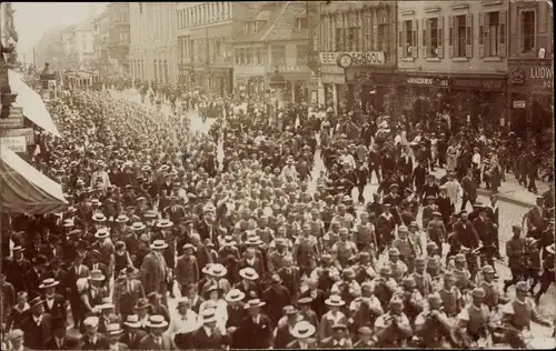 Foto Ak Karlsruhe in Baden, Umzug in der Stadt, Berlitz School