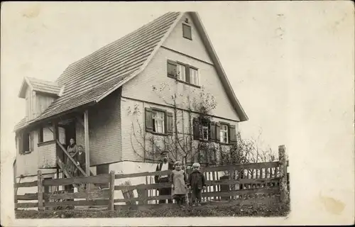 Foto Ak Klosterreichenbach Baiersbronn im Schwarzwald ?, Familie vor einem Wohnhaus