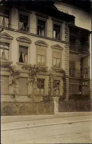 Foto Ak Zürich Stadt Schweiz, Straßenpartie mit Wohnhaus