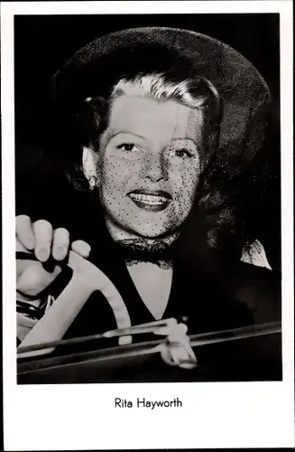 Ak Schauspielerin Rita Hayworth, Portrait im Automobil