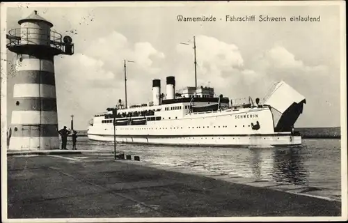 Ak Rostock Warnemünde, Fährschiff Schwerin läuft ein, Leuchtturm