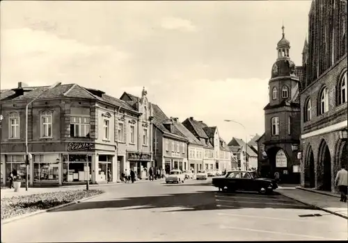 Ak Grimmen in Mecklenburg Vorpommern, Platz der Freundschaft, Straßenpartie