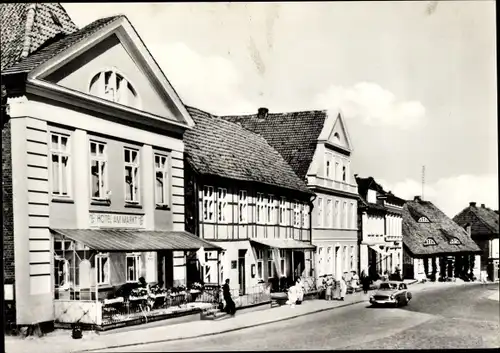 Ak Schönberg in Mecklenburg, am Markt, Straßenpartie, Hotel am Markt