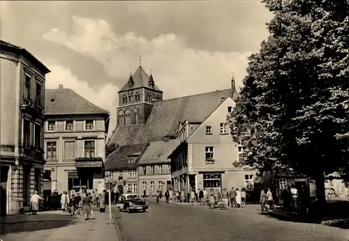 Ak Hansestadt Greifswald, Straße der Freundschaft mit St. Marienkirche