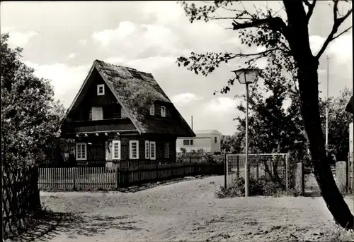 Ak Ostseebad Dierhagen Ost, Wegpartie mit Blick auf ein Wohnhaus