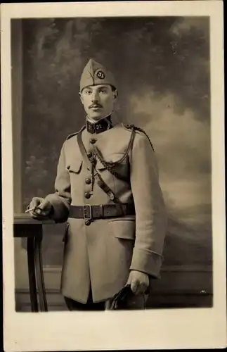 Foto Ak Soldatenportrait in Uniform mit Zigarette in der Hand