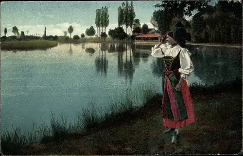 Ak Elsässerin in Volkstracht am Ufer stehend, Flügelhaube, Wasserspiegelung