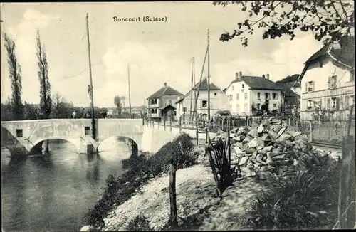 Ak Boncourt Kanton Jura Schweiz, Blick auf Brücke mit Flusspartie, Aufschüttung