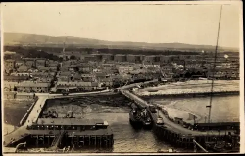 Foto Ak Großbritannien?, Gesamtansicht einer Stadt, Hafen