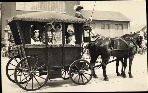 Foto Ak Kutsche, Festzug, Frauen in historischen Kostümen