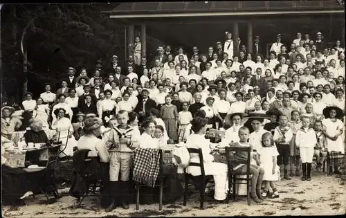 Foto Ak Bad Dürrheim im Schwarzwald, Festgesellschaft, Gartenwirtschaft, Gruppenbild