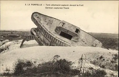 Ak Marne,Fort de la Pompelle, Tank allemand cloue par l'Artillerie francaise, deutscher Panzer, I WK