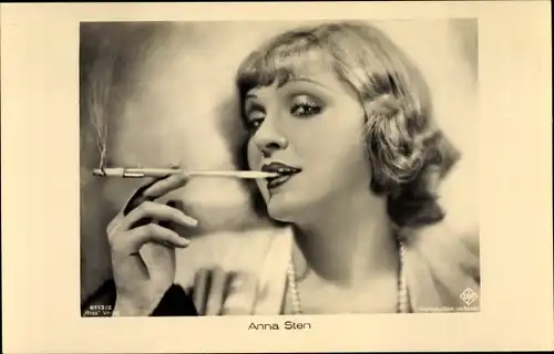 Ak Schauspielerin Anna Sten, Portrait mit Zigarette