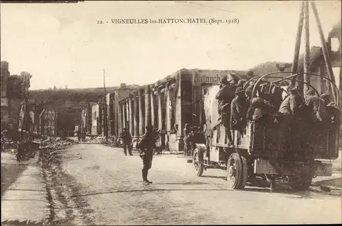 Ak Vigneulles lès Hattonchâtel Lothringen Meuse, Straßenpartie, Auto, Soldaten, Sept. 1918