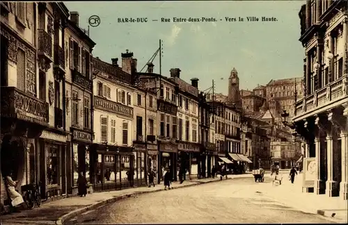 Ak Bar le Duc Meuse, Rue Entre deux Ponts, Vers la Ville Haute, Geschäfte und Passanten