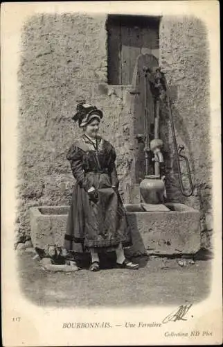 Ak Bourbonnais Saint Germain les Fossés Allier, Bäuerin in Tracht am Brunnen