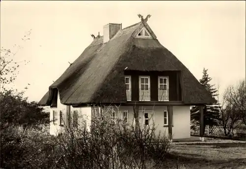 Ak Ostseebad Ahrenshoop Fischland, Reetdachhaus am Strom 10