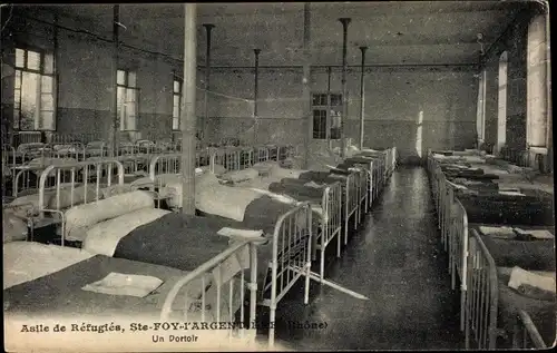 Ak Sainte Foy l'Argentiere Rhône, Asile de Refugies, Un Dortoir