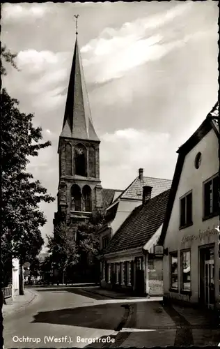 Ak Ochtrup im Münsterland, Bergstraße mit kath. Kirche