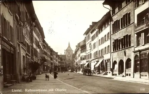 Ak Liestal Kanton Basel Land Schweiz, Rathausstraße mit Obertor