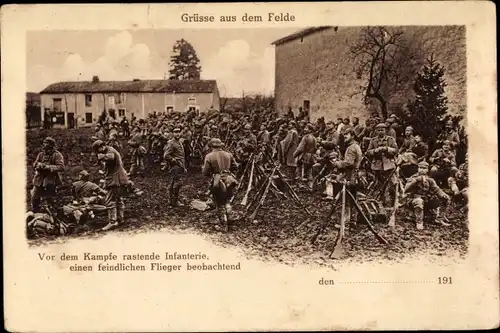 Ak Deutsche Infanterie, vor dem Kampf rastend, feindlichen Flieger beobachtend, I. WK