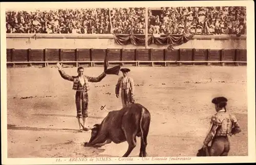 Ak Stierkampf, Arenes de Nimes, Corrida, Une Estocade foudroyante