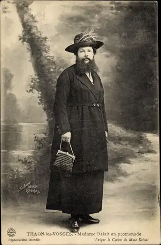 Ak Thaon les Vosges, Madame Delait en promenade, Frau mit Bart