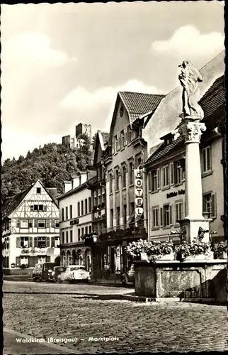 Ak Waldkirch im Breisgau Schwarzwald, Marktplatz, Brunnen, Hotel