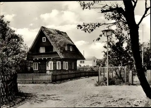 Ak Ostseebad Dierhagen, Reetdachhaus im Osten des Ortes