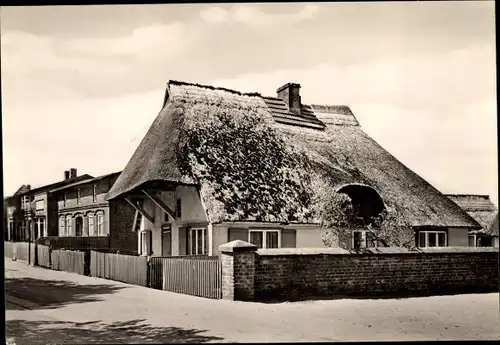 Ak Ostseebad Dierhagen, Straßenpartie, Reetdachhaus