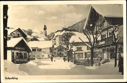 Ak Ruhpolding in Oberbayern, Straßenpartie im Winter