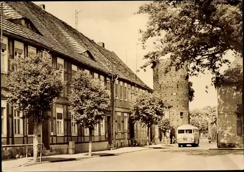 Ak Lenzen an der Elbe Prignitz, Berliner Straße, Stumpfer Turm, Autobus