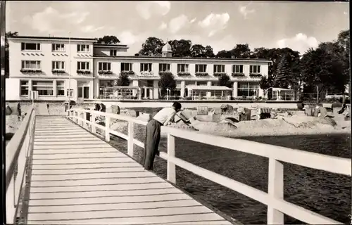 Ak Ostseebad Timmendorfer Strand, Kurhotel Seeschlösschen, Mann auf der Seebrücke