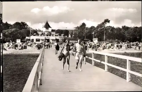Ak Ostseebad Timmendorfer Strand, Landungsbrücke mit Strandhalle, Strandleben