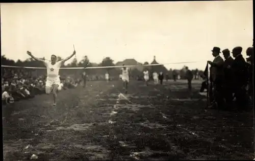 Foto Ak Bochum im Ruhrgebiet, Sportfest 1920, Lauf, Ziel