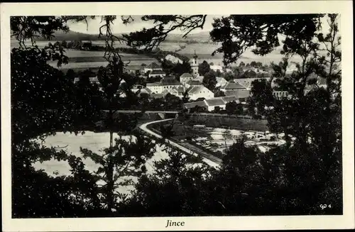 Ak Jince Jinetz Reg. Mittelböhmen, Blick auf den Ort, Kirche