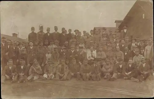 Foto Ak Plzeň Pilsen Stadt, Gruppenbild, Soldaten, Zivilisten