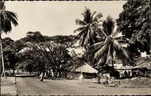 Ak Conakry Guinea, Cases indigenes sur la Corniche