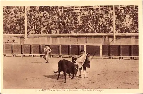 Ak Stierkampf, Arenes de Nimes, Corrida, Une belle Veronique